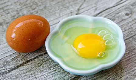 雞蛋特別難剝皮為什麼，如何解決雞蛋難剝皮的問題